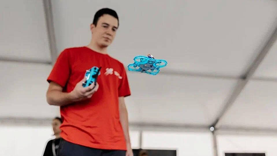 В России представили обновленную версию самого маленького в мире дрона с ИИ
