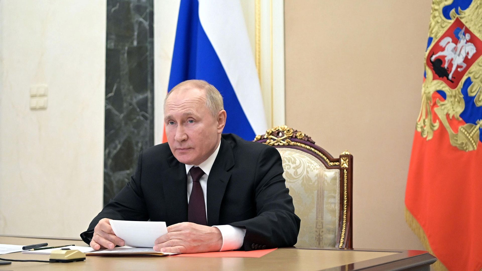 Путин поручил регионам принимать детей педагогов в детсады в первую очередь