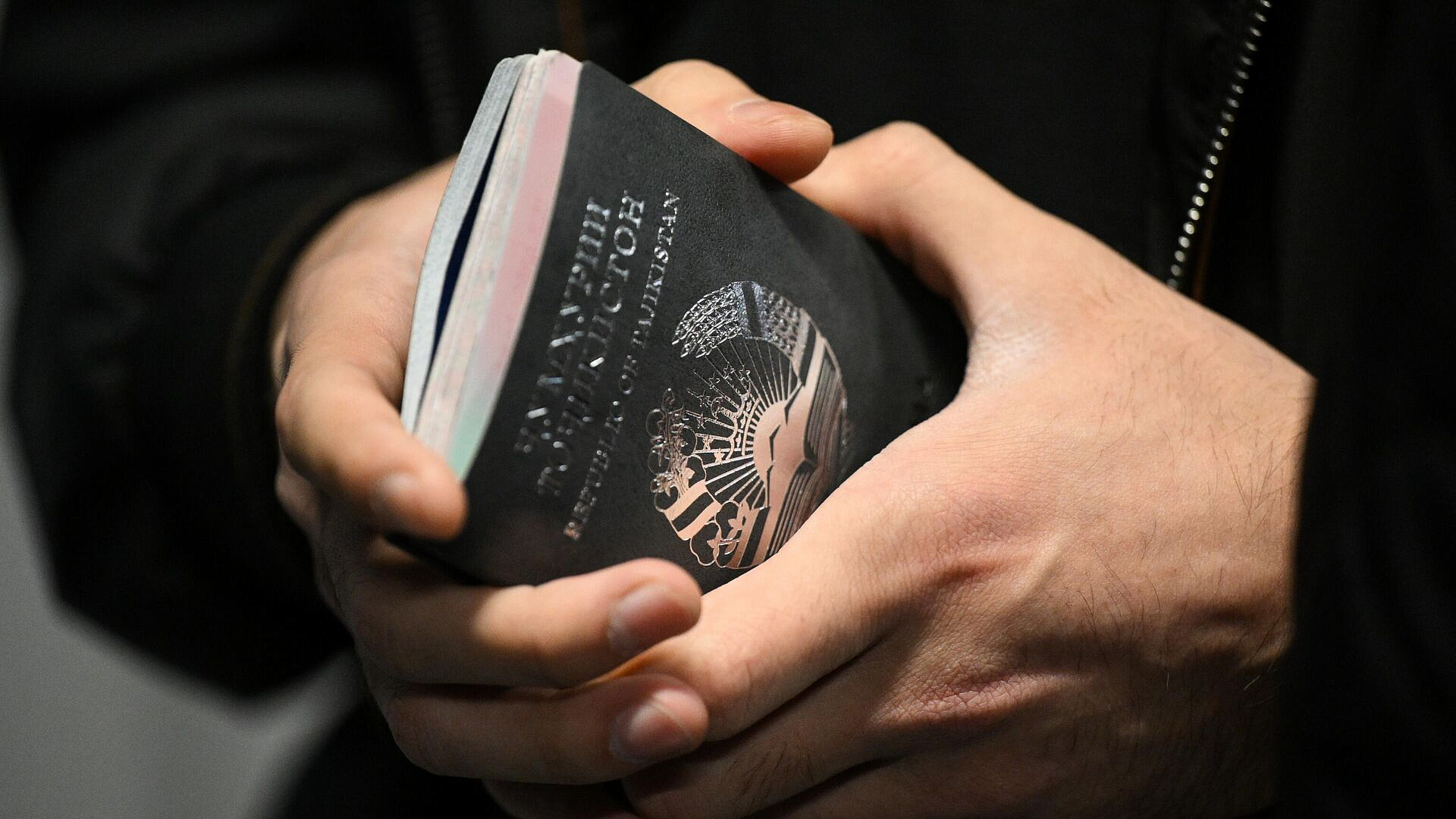 Детей мигрантов могут обязать в 18 лет выехать из России