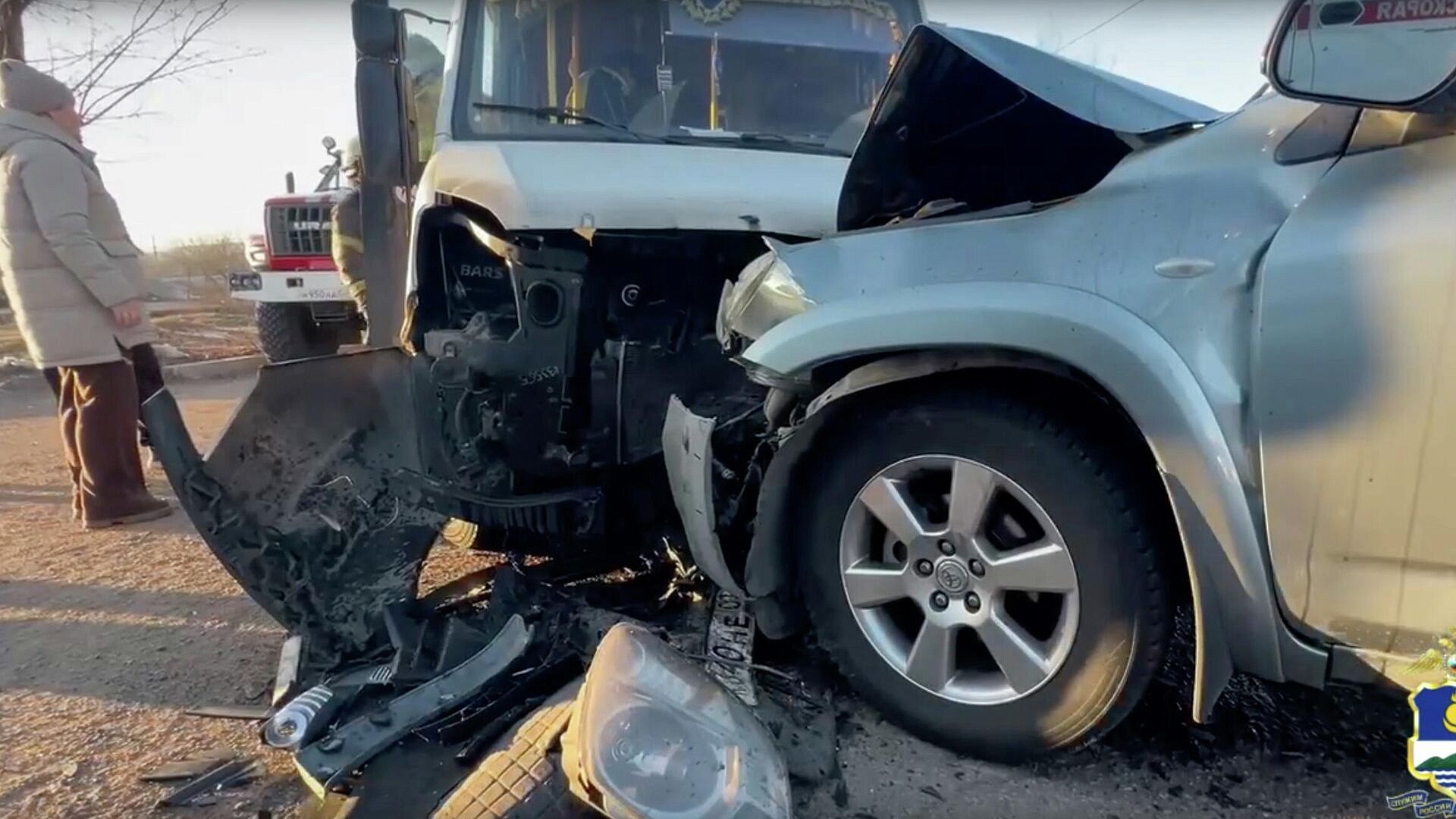 В Бурятии десять человек пострадали при столкновении автобуса и иномарки