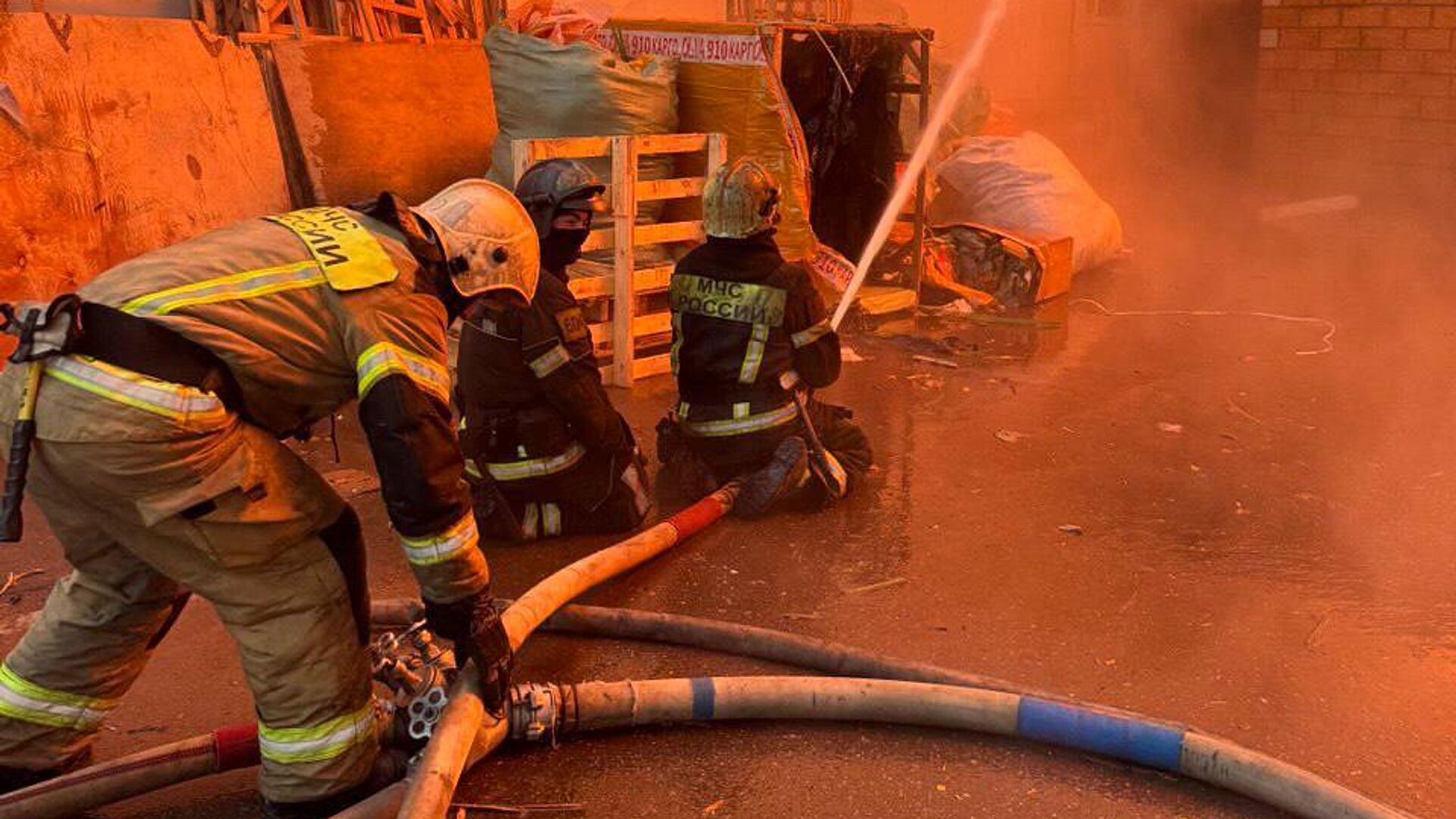 На место крупного пожара в подмосковном Климовске направили пожарный поезд