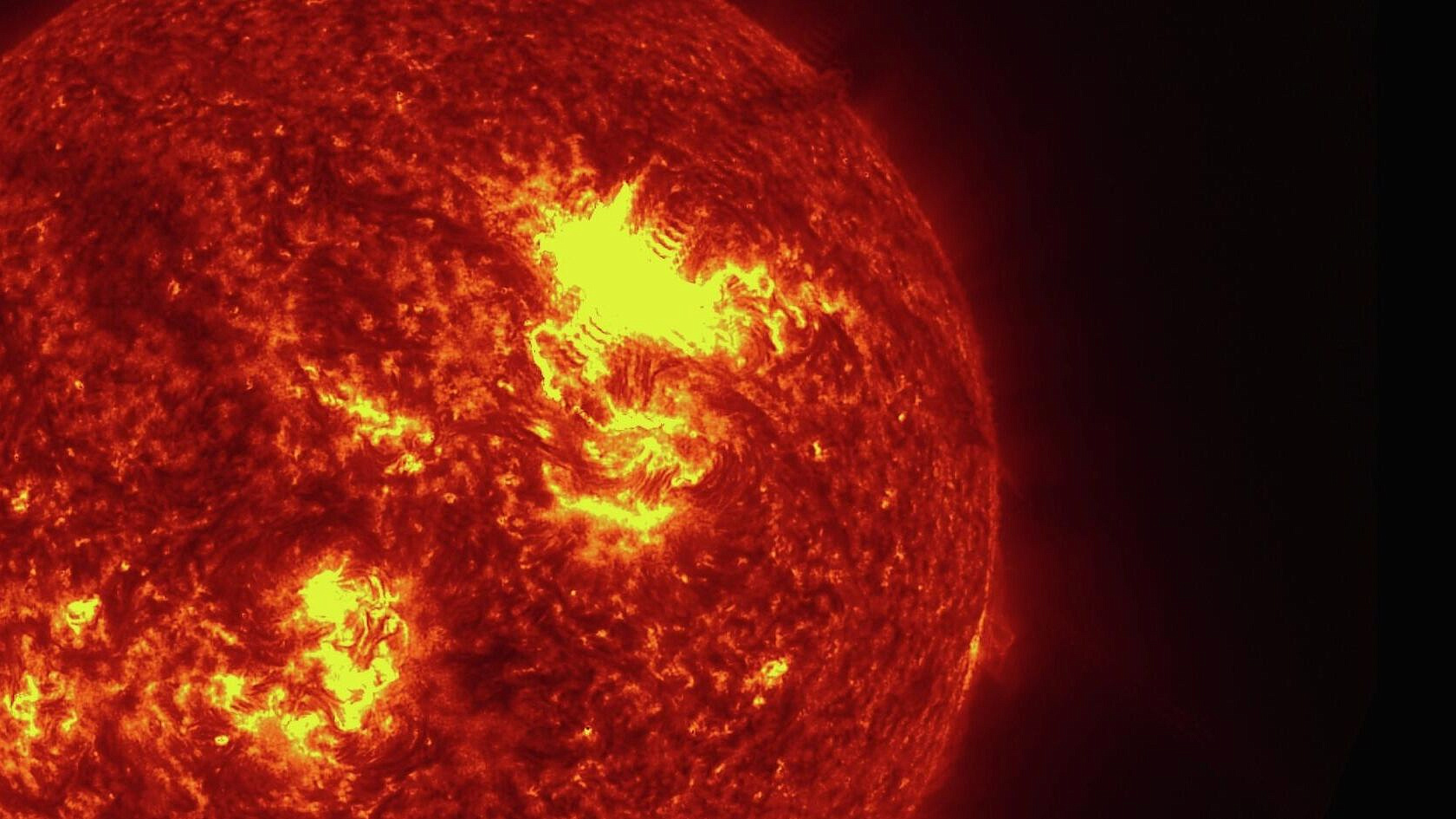 Солнце выбросило гигантский протуберанец