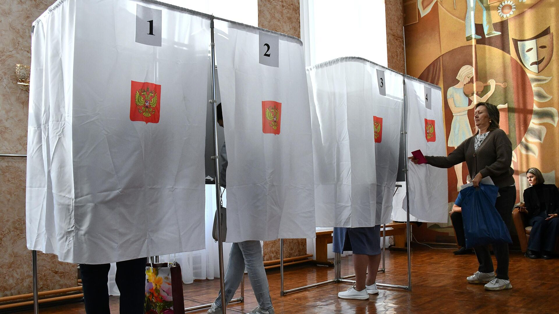 В 49 регионах открылись избирательные участки