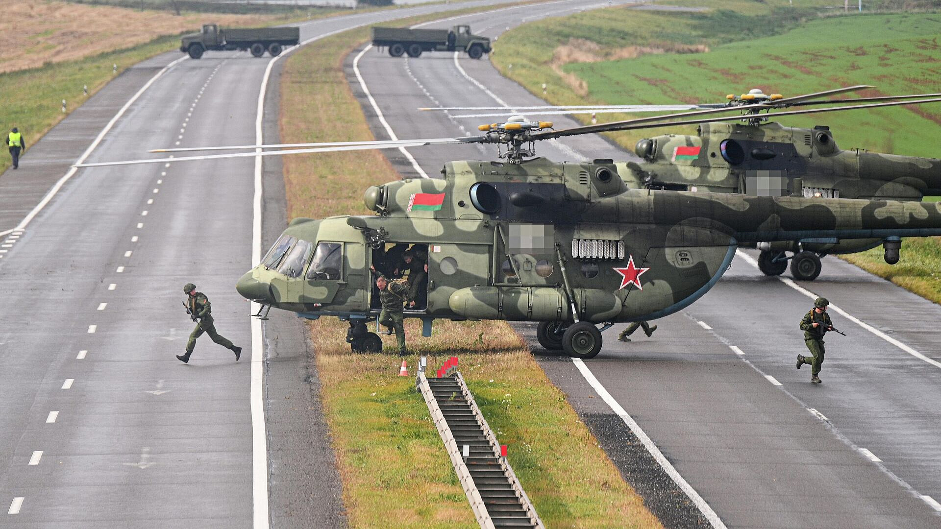 Подразделения ВДВ десантировались на парашютах на учениях "Запад-2025"