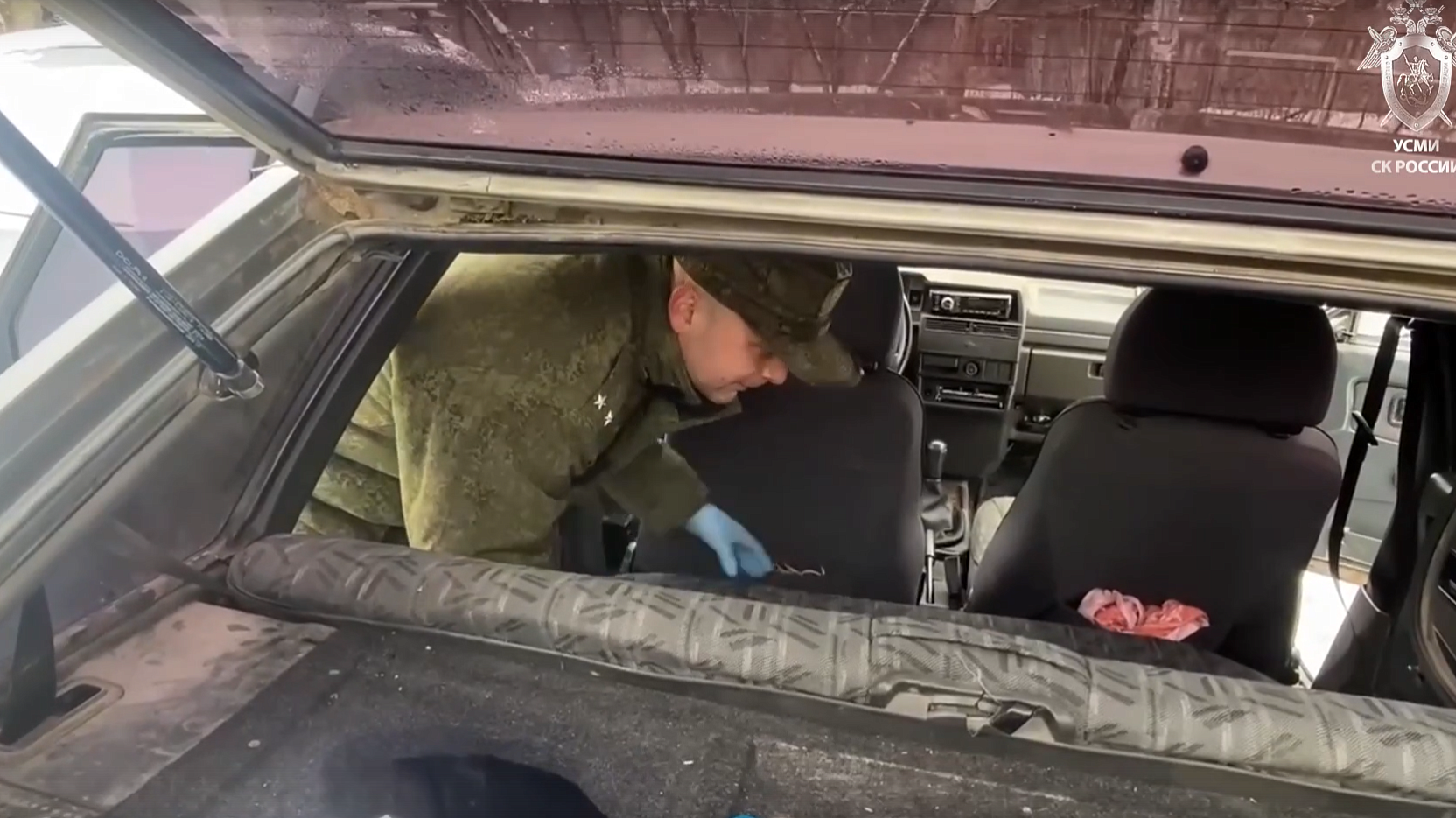 СК показал осмотр автомобиля подозреваемого в похищении девочки в Смоленске