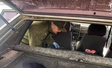 СК показал осмотр автомобиля подозреваемого в похищении девочки в Смоленске