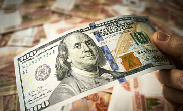 Россияне начали продавать валюту