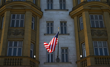 Россия и США ведут работу по стабилизации дипмиссий, заявили в посольстве