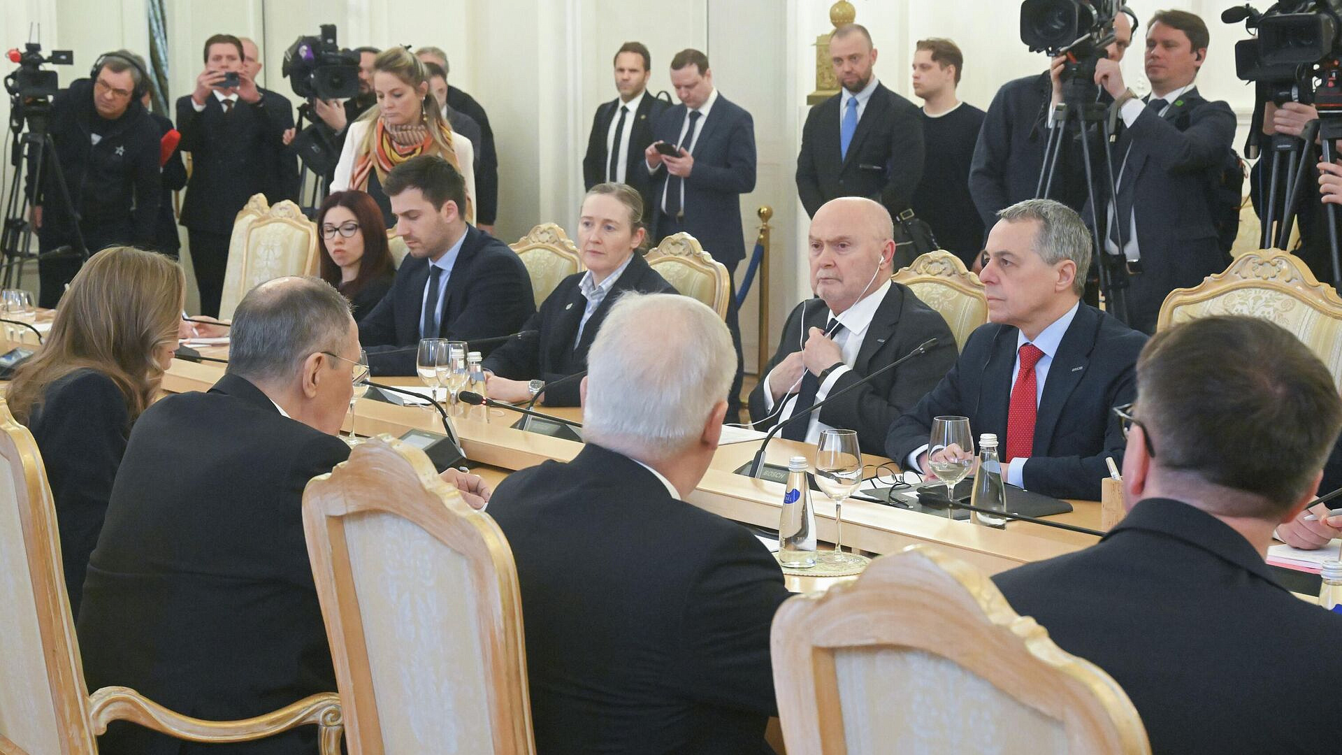 Глава МИД Швейцарии перепутал стороны за столом переговоров с Лавровым