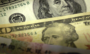 Официальный курс доллара упал ниже 78 рублей