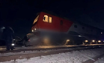 В ДТП с поездом и грузовиком в Омской области погиб человек