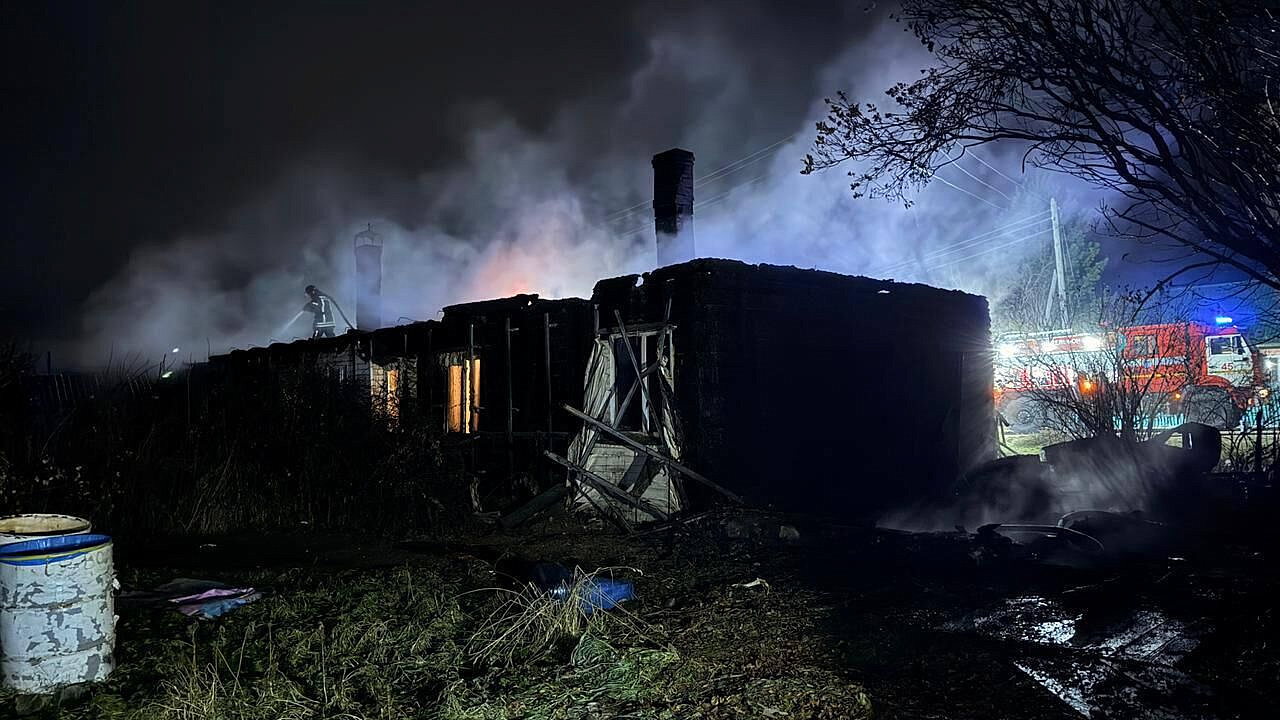 В пожаре в Красноярском крае погибли два человека