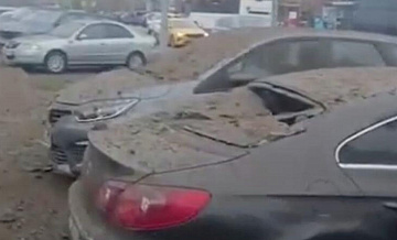 В автомобилях после обрушения колонны "Снежкома" выбиты окна