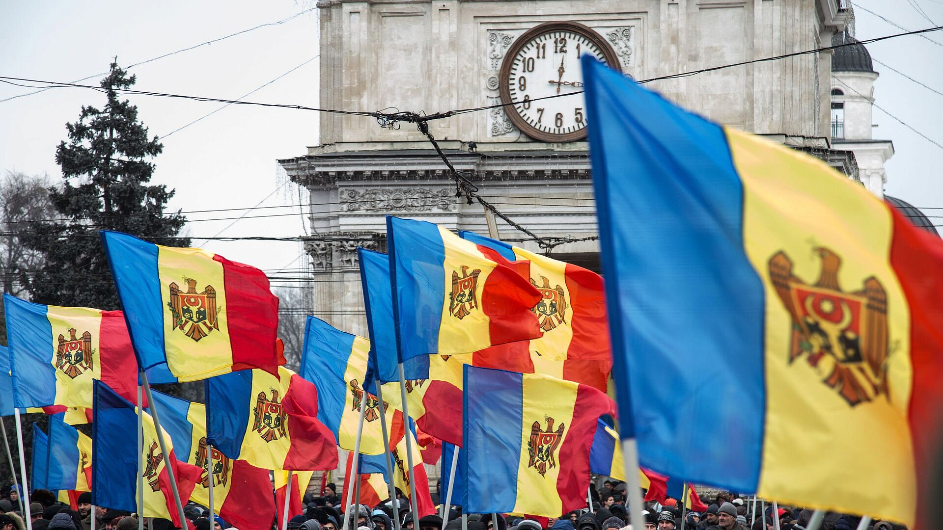 Молдавская оппозиция проводит акцию протеста у здания ЦИК в Кишиневе
