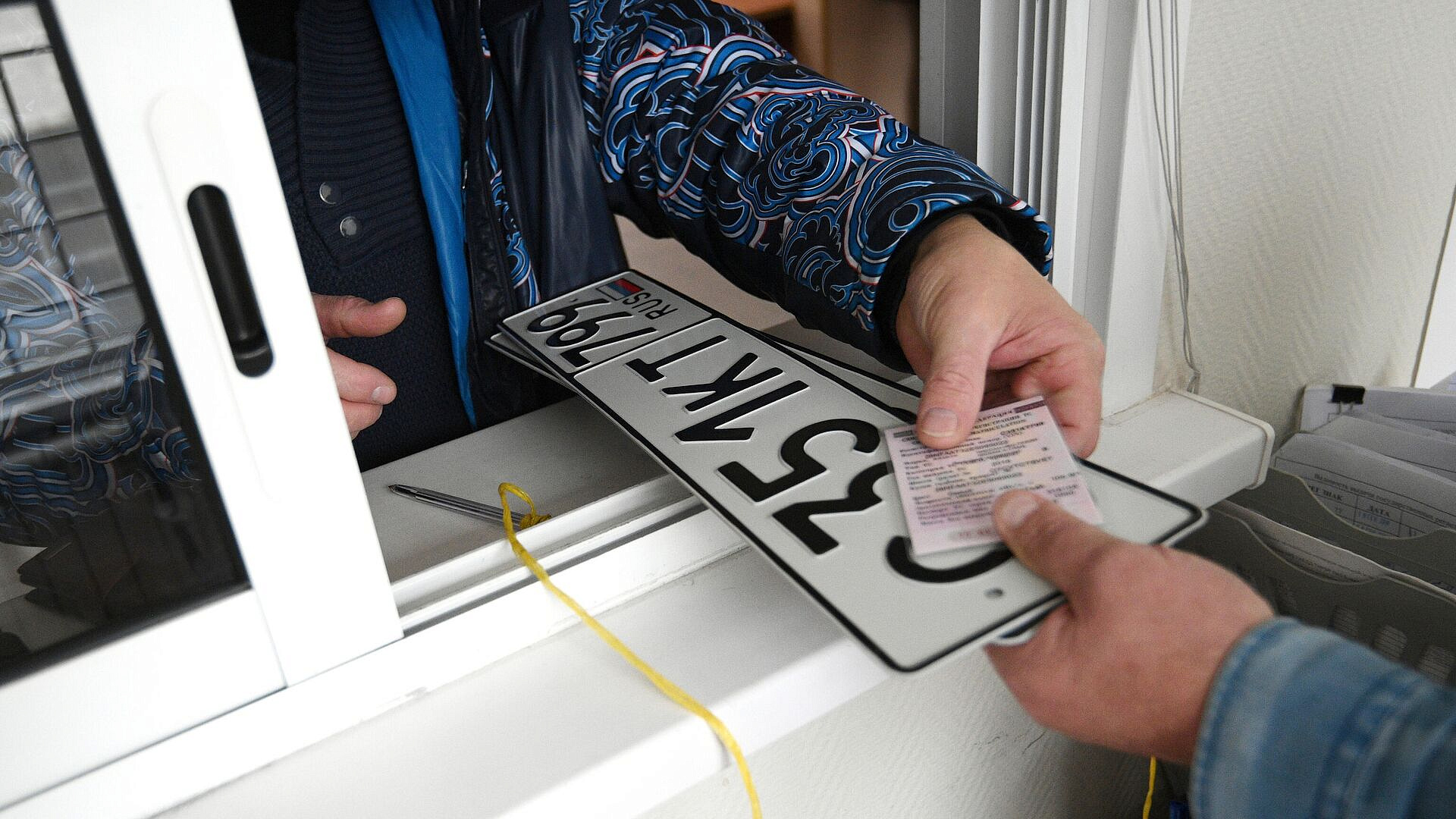 В Госдуме предложили аннулировать регистрацию за езду на шумном авто