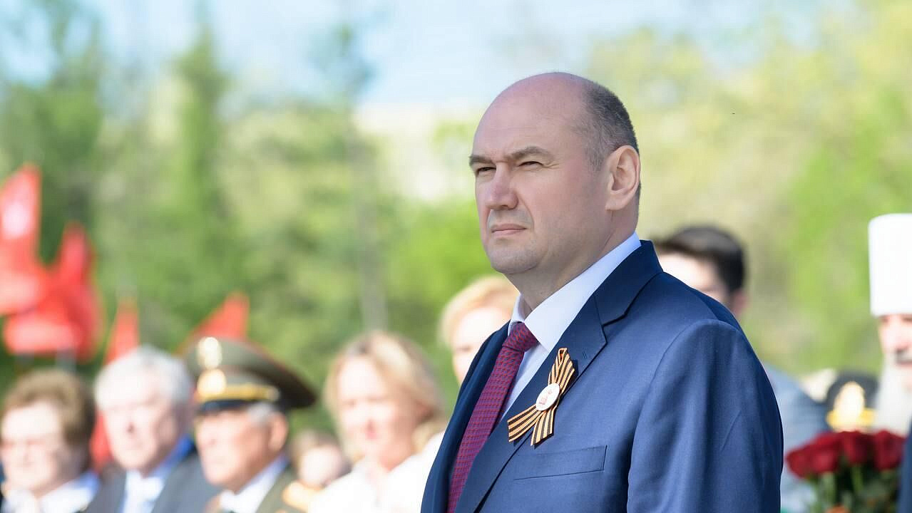 Евгений Солнцев проинспектировал ремонт подшефной Оренбуржью школы в ЛНР