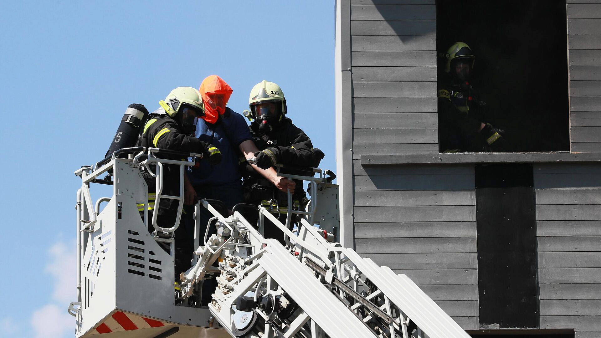 В Москве спасатели пытаются вынести из квартиры мужчину с ожирением