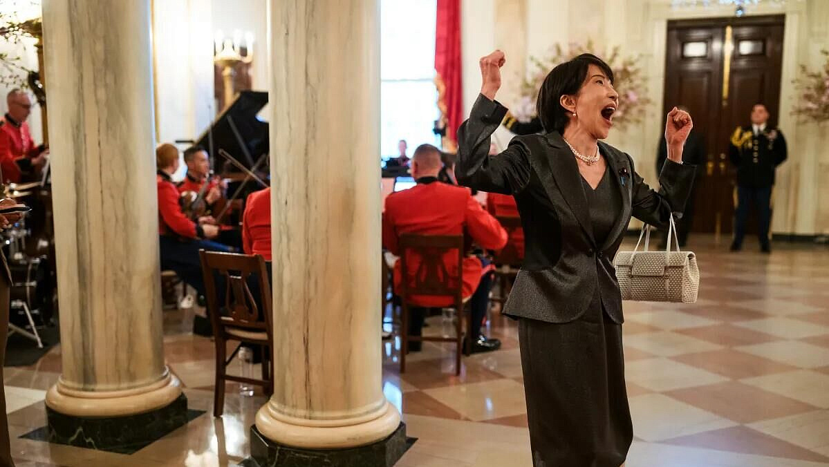 Фото премьера Японии с ужина в США вызвало бурные споры в соцсетях