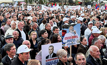 В Армении тысячи людей присоединились к возглавляемому Карапетяном движению