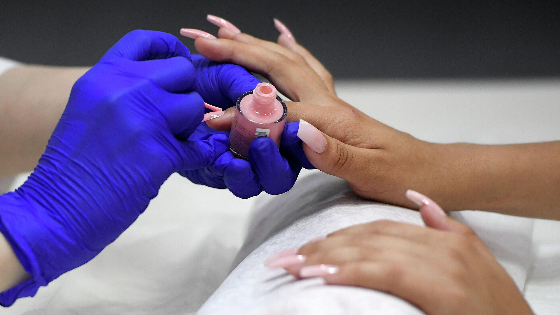 Юрист рассказала, что грозит мастерам маникюра за нарушения нового ГОСТа