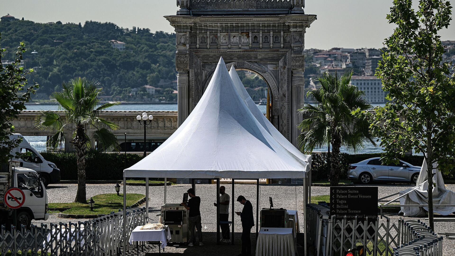 СМИ массово прибывают к предварительному месту переговоров России и Украины