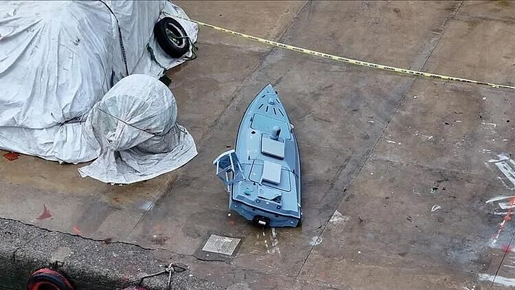 Безэкипажный Катер, предположительно украинский, прибило к берегам Турции