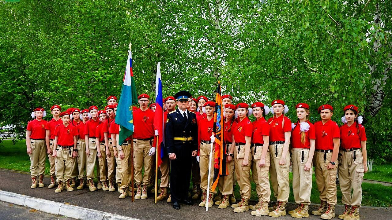 Орловские школьники провели парад под окнами ветерана