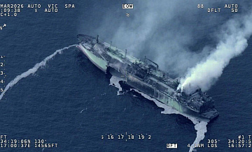 Двух россиян, пострадавших при атаке на газовоз, доставили в Москву