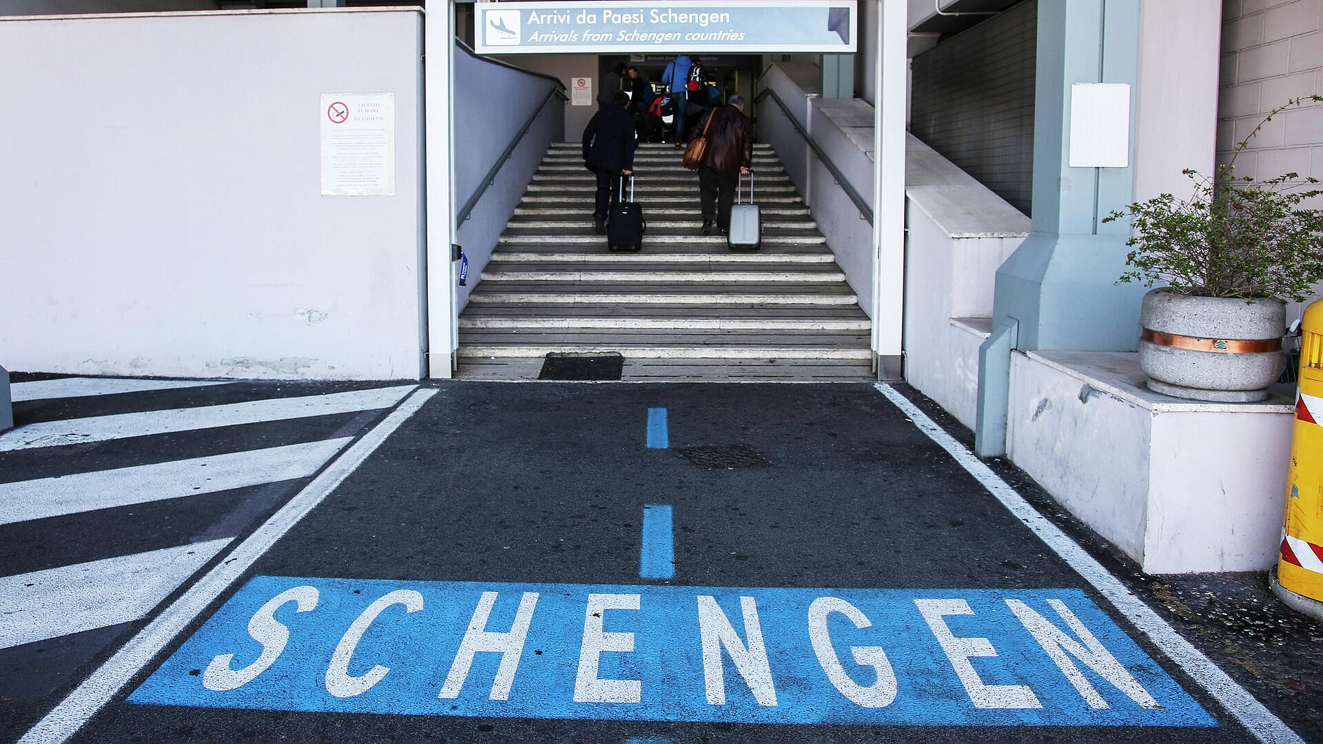 В Госдуме рассказали, кто пострадает от запрета на выдачу шенгена россиянам