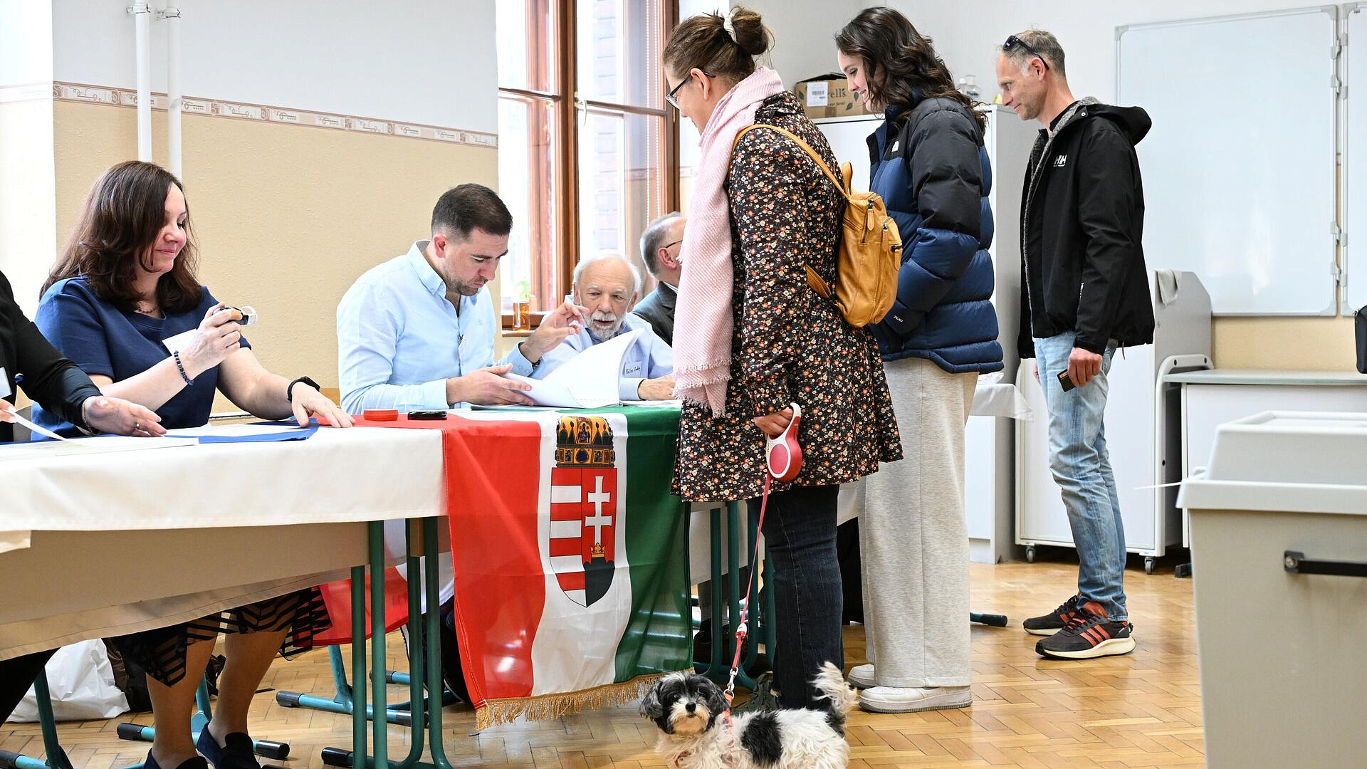 В Венгрии полиция получила обращения об угрозе взрывов на участках в выборы