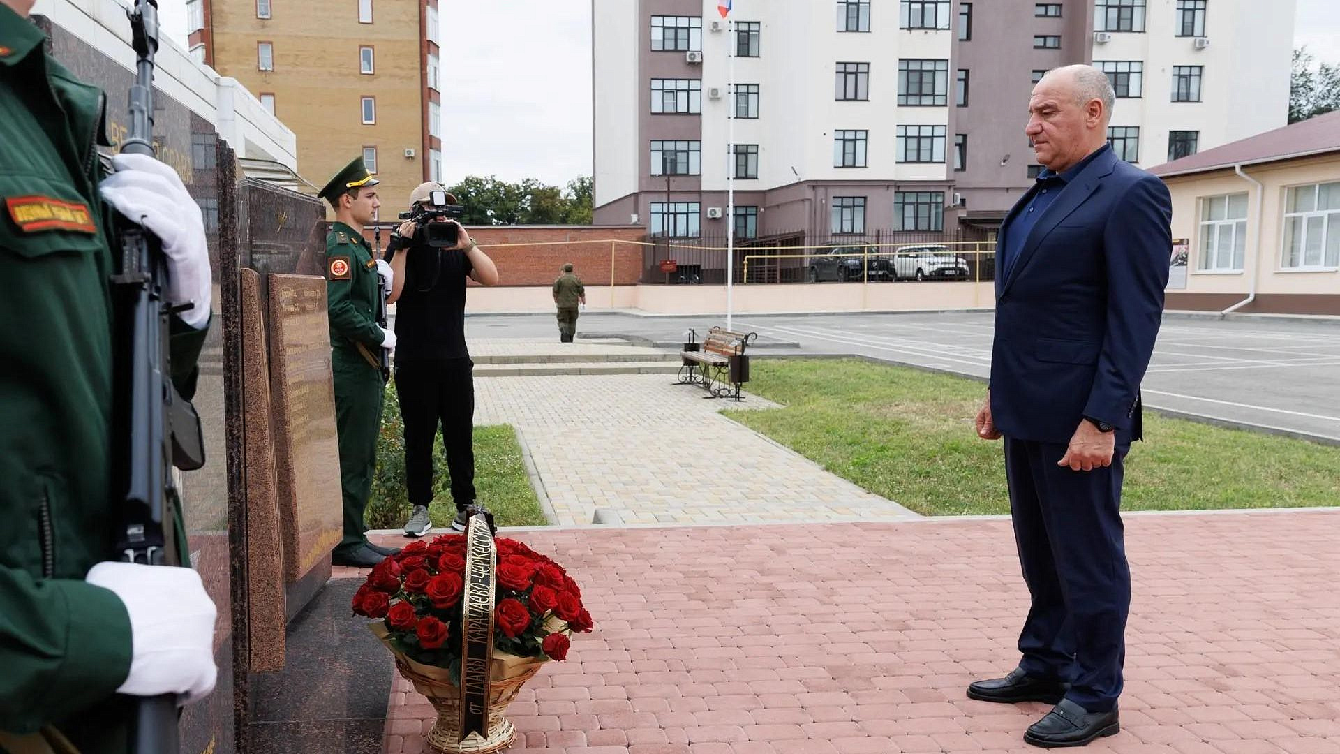 Темрезов поздравил курсантов первого выпуска военного учебного центра в КЧР