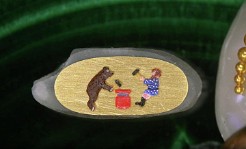 Мастер из Новосибирска создал на рисовом зернышке движущуюся микроминиатюру