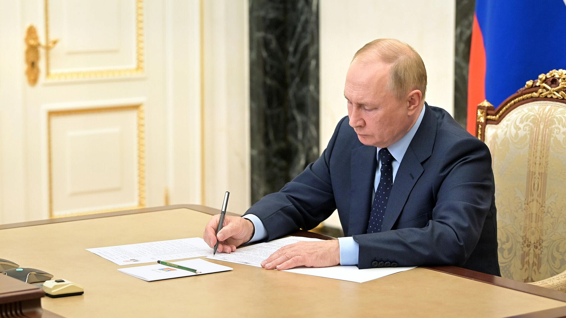Путин подписал закон о доставке платежек за ЖКУ через "Госуслуги"