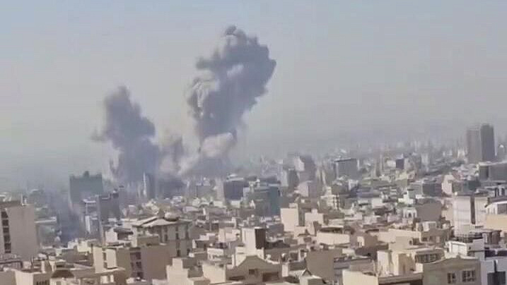 В центральной части Тегерана поднимается столб дыма