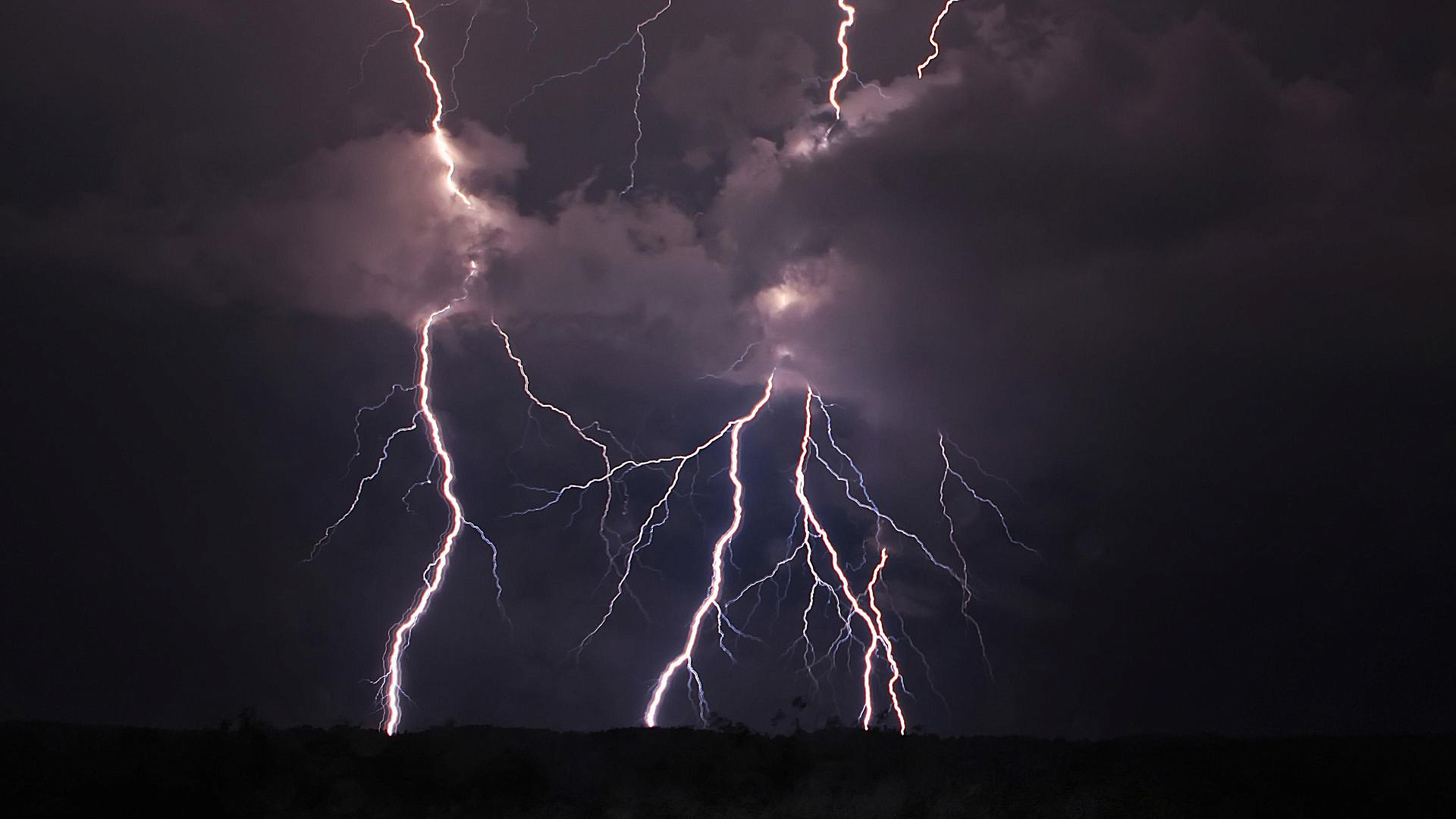 МЧС предупредило о ливнях с грозами и градом в Подмосковье