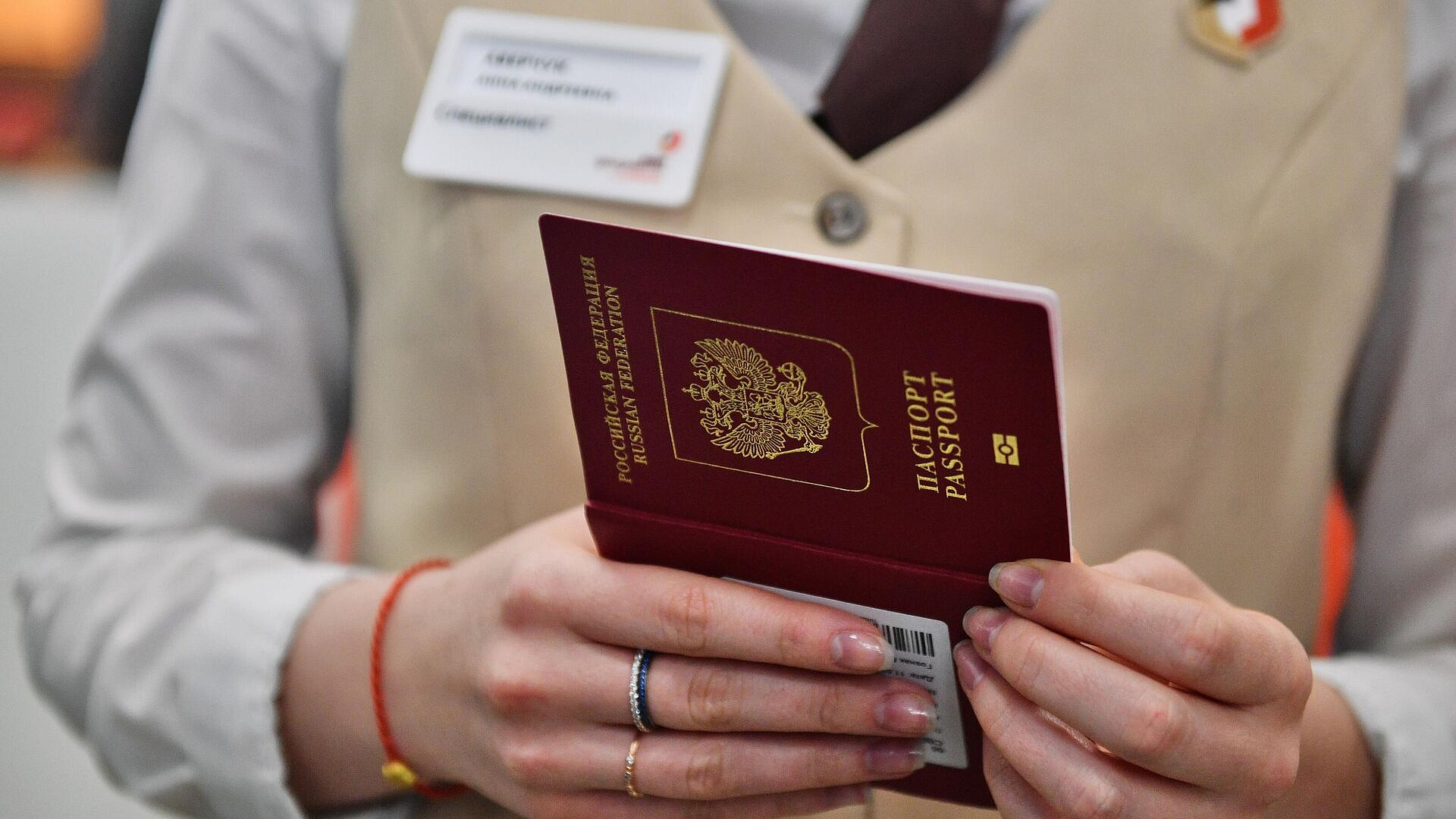 В Москве опровергли слухи об оформлении загранпаспорта только через "Макс"