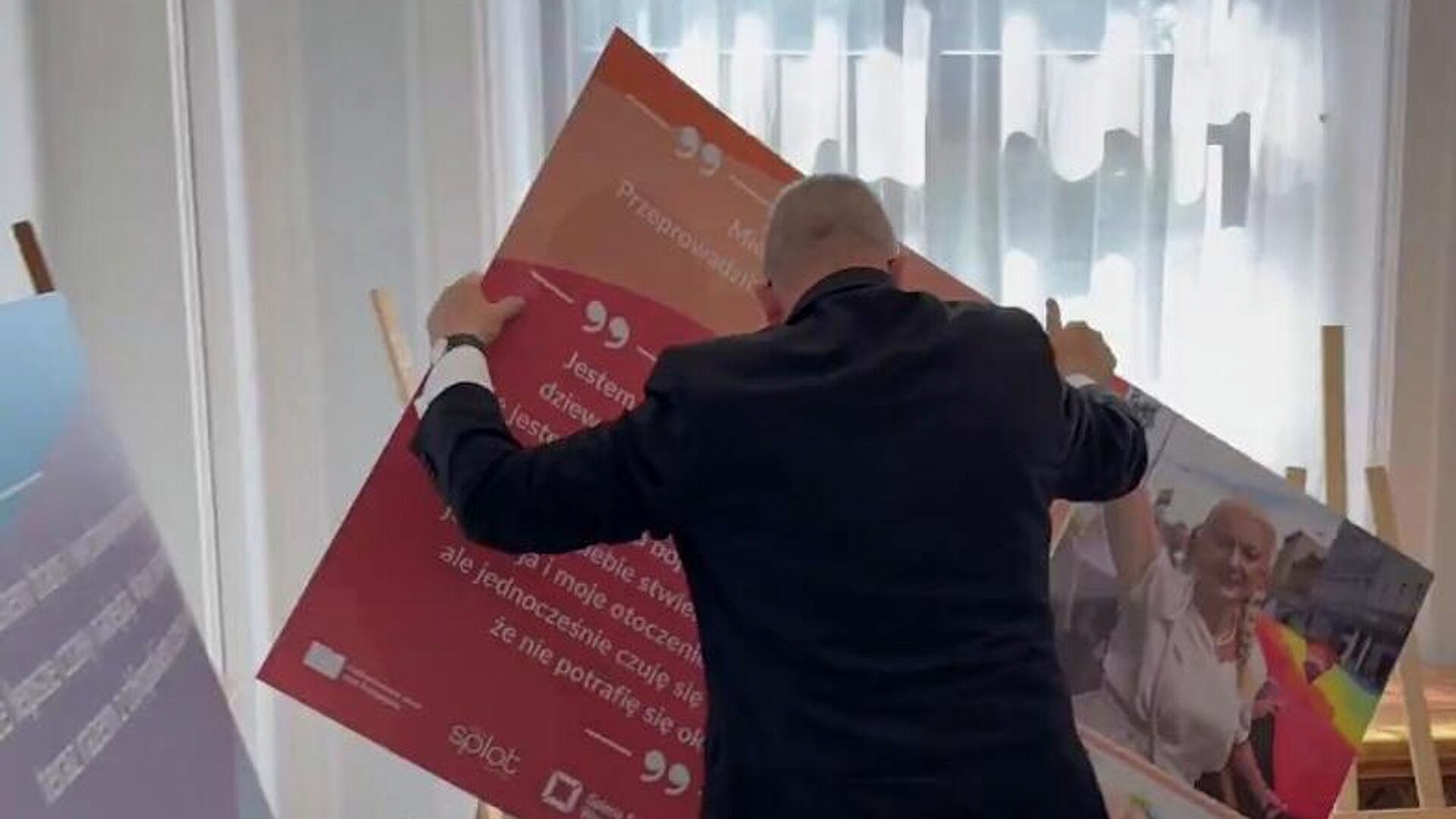 Польский депутат разгромил выставку, посвященную ЛГБТ*