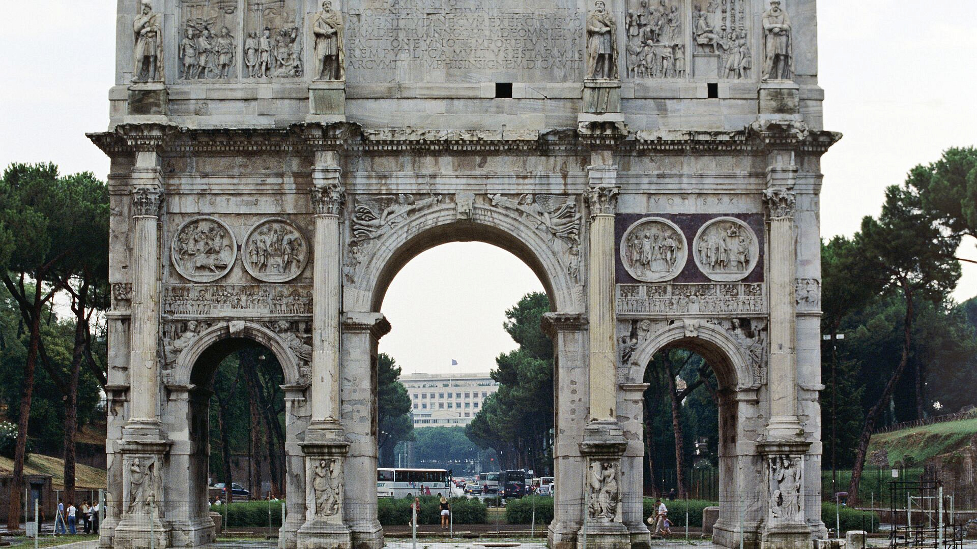 Молния повредила арку Константина рядом с Колизеем, сообщили СМИ