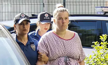 Женщину, бросившую дочь в аэропорту Турции, допросили