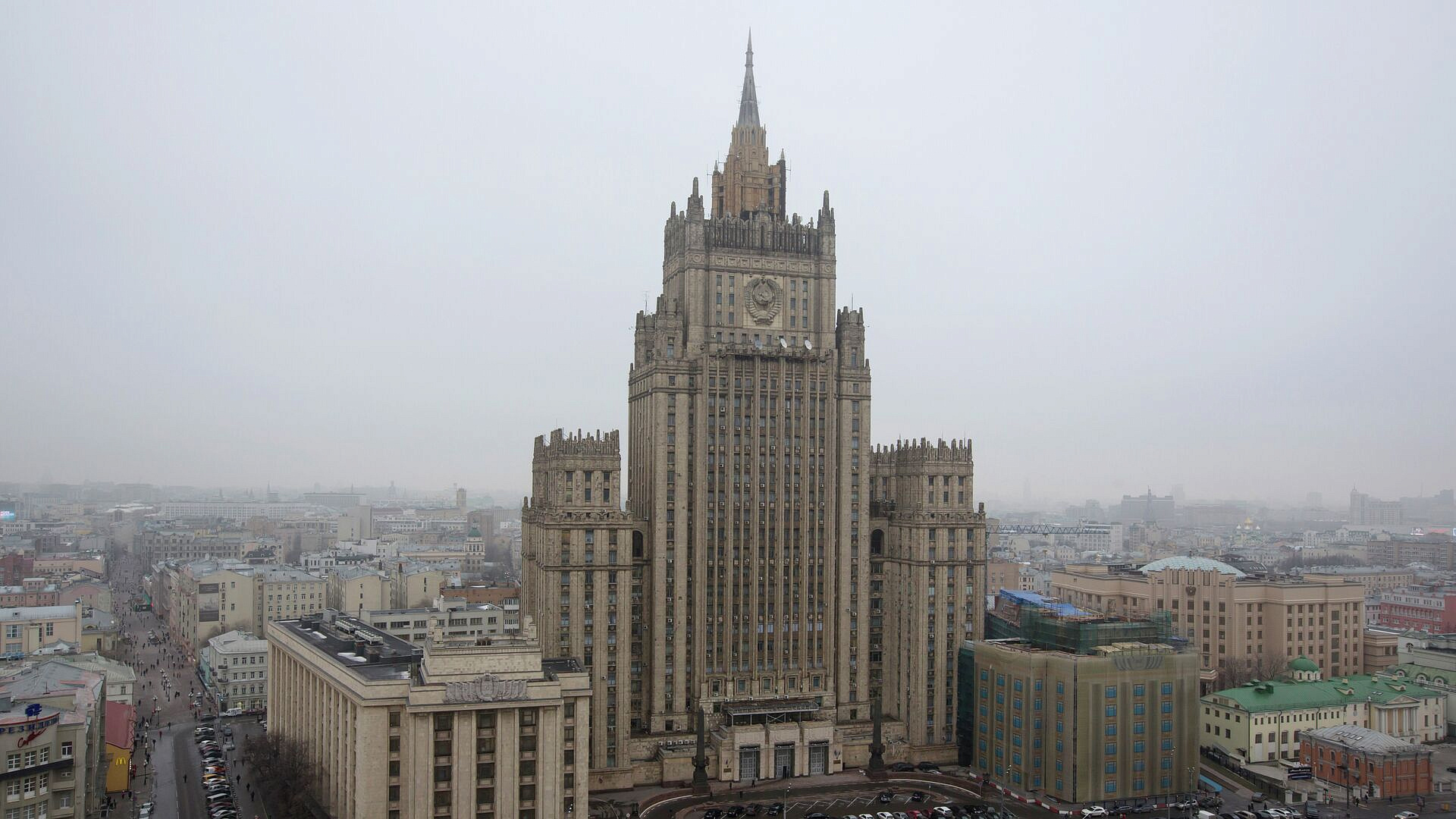 Россия обеспокоена новыми ударами США и Ирана, заявили в МИД