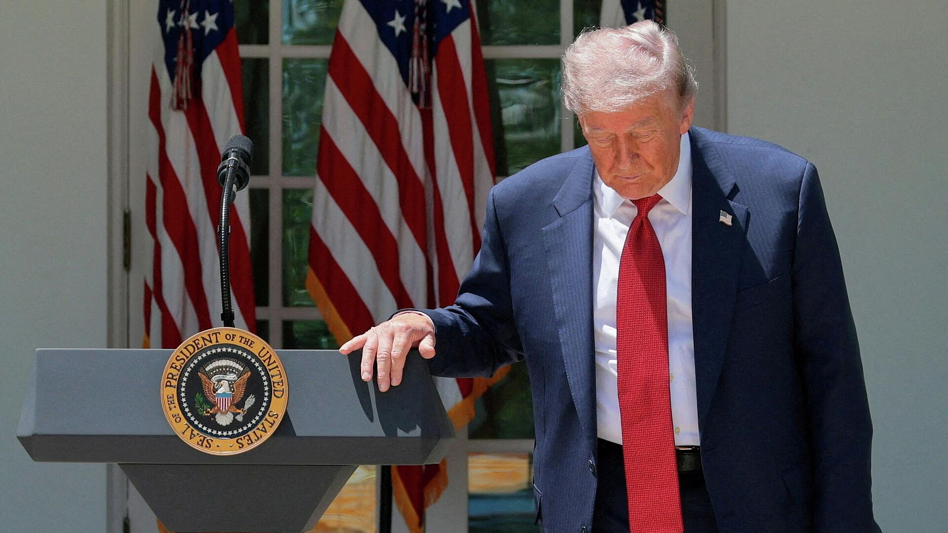 Трамп пошутил, что не уйдет до 2032 года