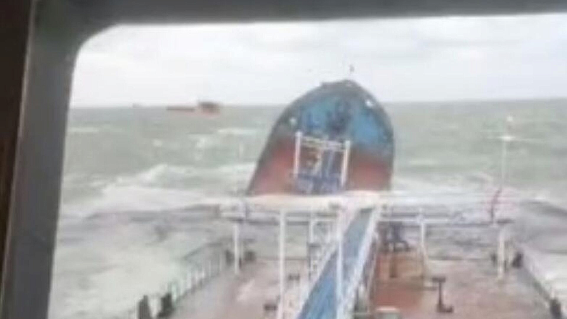 В Керченском проливе из поврежденных танкеров вытекли 3700 тонн мазута