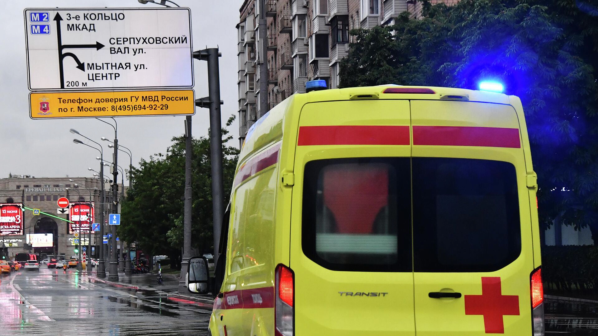 В Большом Московском цирке китайский акробат упал с плеч коллеги