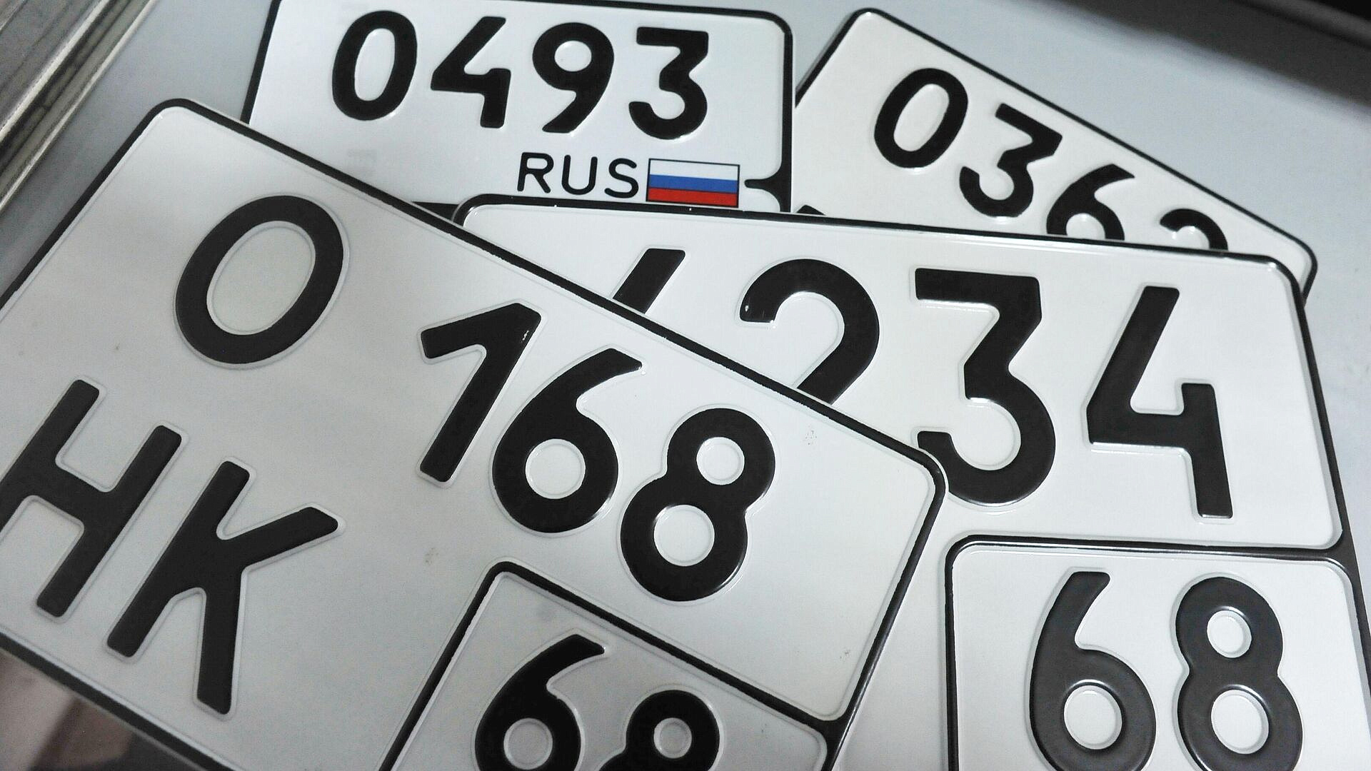 Жители одного региона России начали получать новые автомобильные номера