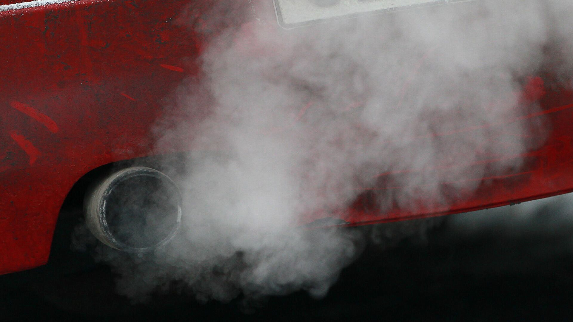 В Госдуме предложили изменить запрет на стоянку с работающим двигателем