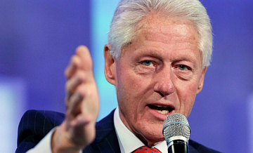 США находятся на краю пропасти из-за дела Эпштейна, утверждает Клинтон