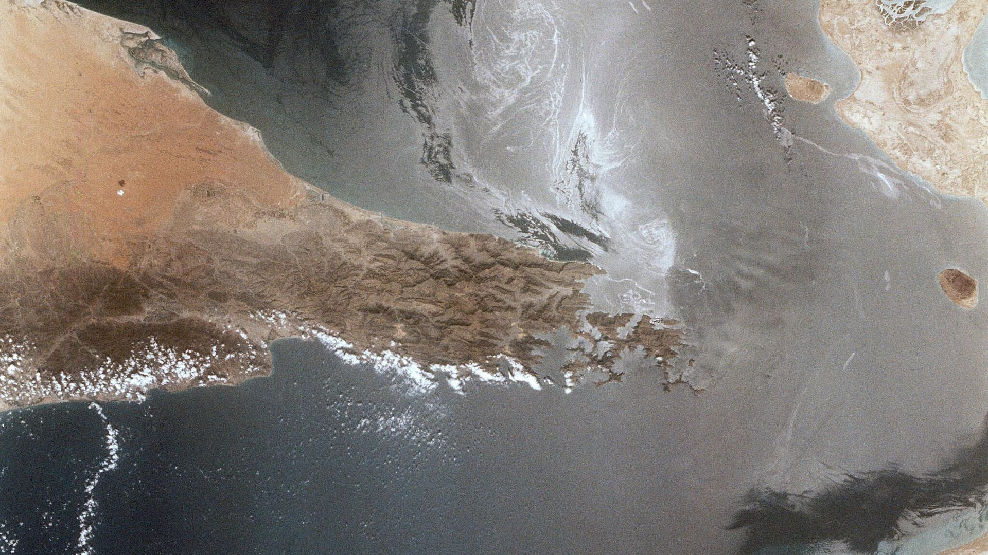 Великобритания сообщила о возгорании на судне в Ормузском проливе