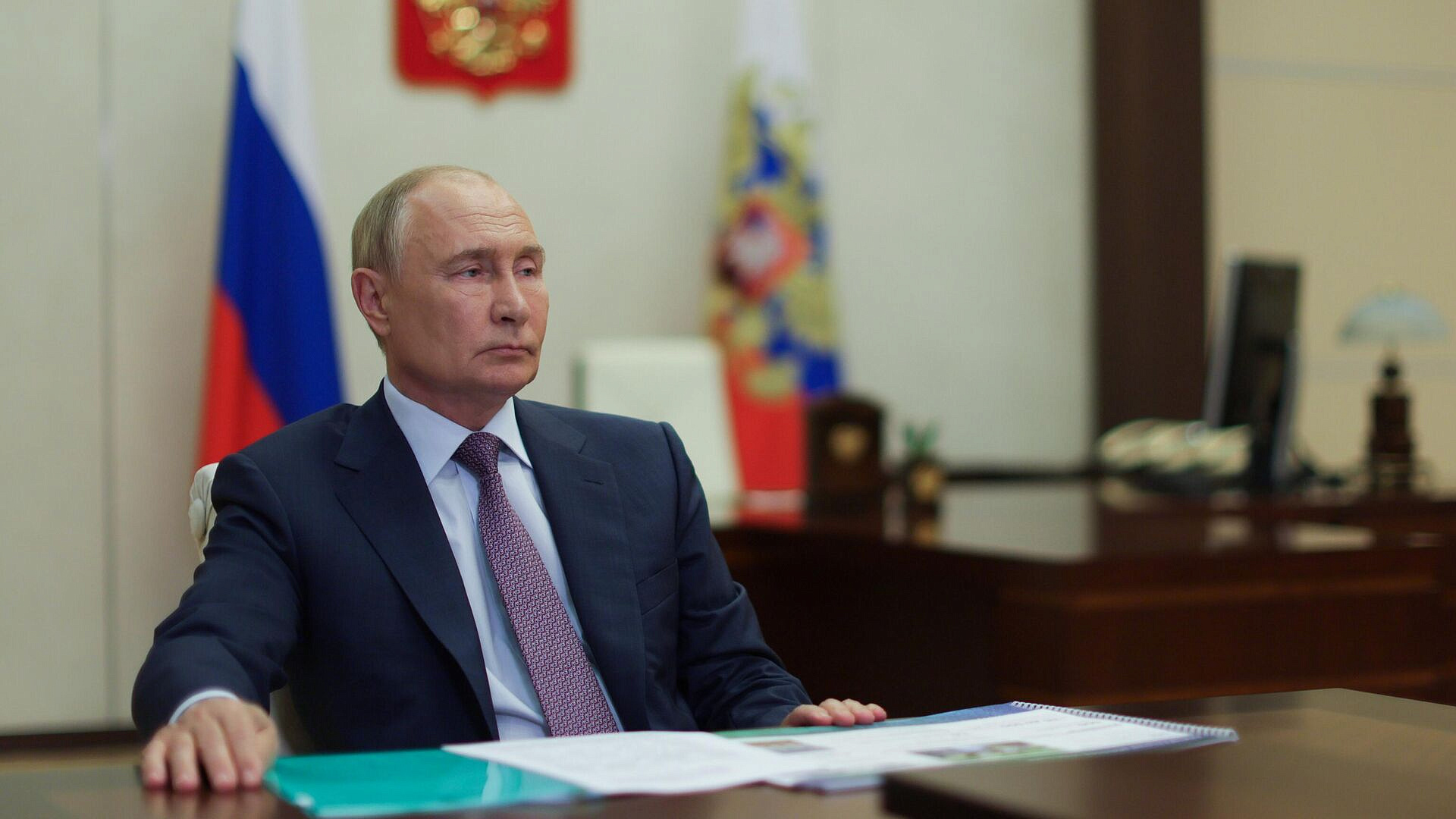 Путин похвалил астраханского губернатора за строительство школ