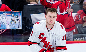 Никишин из "Каролины" устроил драку в матче НХЛ