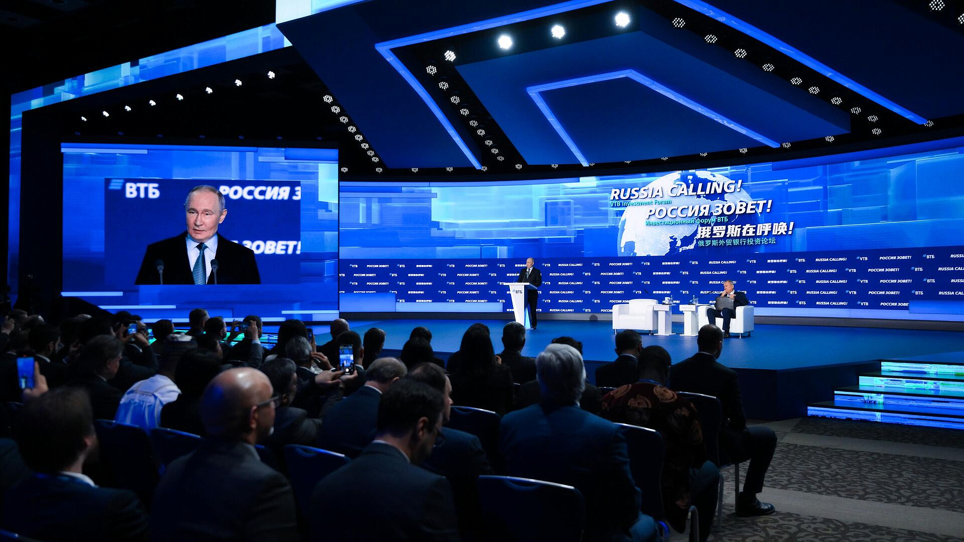 Путин попросил принять законы по долевому страхованию жизни